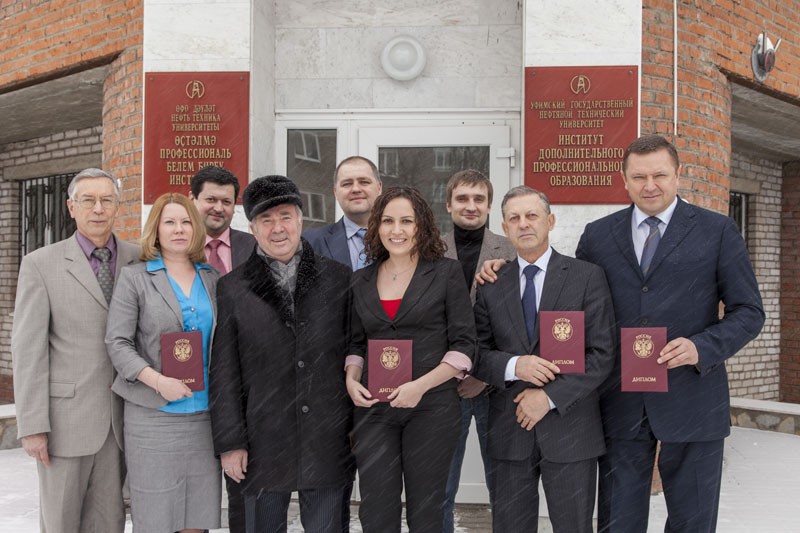 Вручение дипломов слушателям программы «Технология добычи, транспорта и переработки нефти и газа»